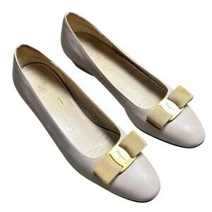 Salvatore Ferragamo Classic Lillaz Vara Leather Bow Pumps Size 8AA Light Brown